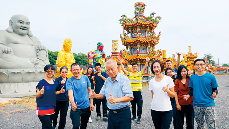 傳說藝品董事長林復準(左6)、總經理林淑芬(左1) 傳說藝品董事長林復準(左6)、總經理林淑芬(左1)