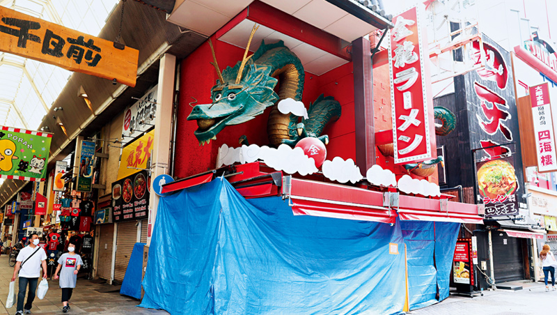 日本政府於4月發布緊急事態宣言後,一家大阪的拉麵店為防疫暫時關閉,但更多拉麵店則因為疫情永久歇業。 日本政府於4月發布緊急事態宣言後,一家大阪的拉麵店為防疫暫時關閉,但更多拉麵店則因為疫情永久歇業。