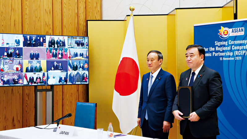 在美中對抗氛圍下,日本新首相菅義偉(左)順勢簽署RCEP,畢竟從外交與經濟角度來看,這是日本眼前唯一的選項。 在美中對抗氛圍下,日本新首相菅義偉(左)順勢簽署RCEP,畢竟從外交與經濟角度來看,這是日本眼前唯一的選項。