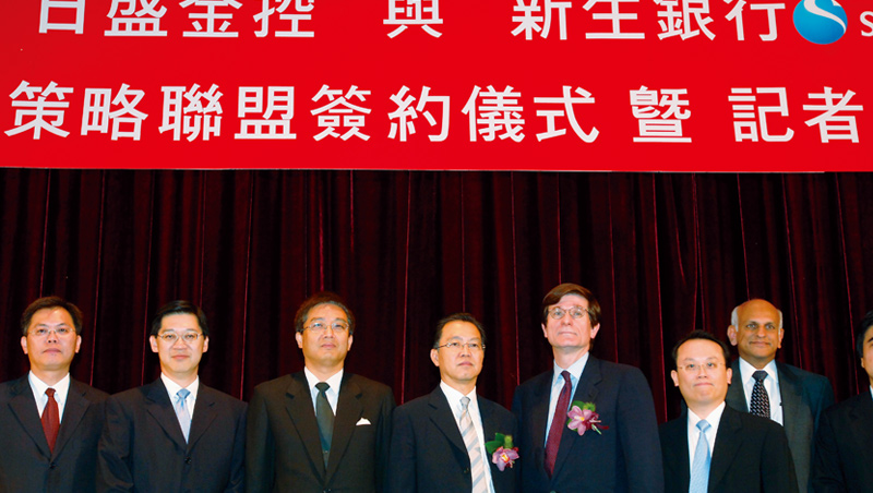 2006年陳國和(左4)引進日本新生銀行填補日盛銀錢坑,雖然止血,但日盛金發展也長年停滯不前。 2006年陳國和(左4)引進日本新生銀行填補日盛銀錢坑,雖然止血,但日盛金發展也長年停滯不前。