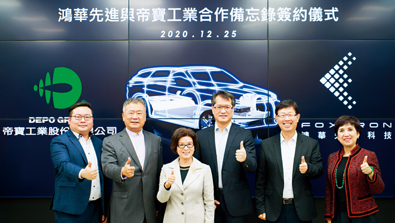 耶誕節當天,鴻海董事長劉揚偉(右2)迎來電動車聯盟MIH的盟友—車燈大廠帝寶集團創辦人許敘銘(左2),雙方將一起合攻電動車商機。 耶誕節當天,鴻海董事長劉揚偉(右2)迎來電動車聯盟MIH的盟友—車燈大廠帝寶集團創辦人許敘銘(左2),雙方將一起合攻電動車商機。