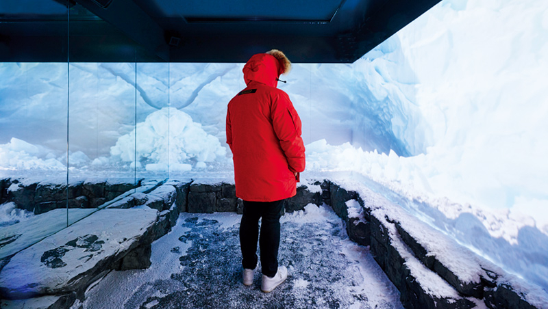 攝氏零下25度、投影模擬出大雪、冰川特效的極寒室，是加拿大鵝旗艦店的獨有設計，讓消費者試穿後體驗禦寒功效。