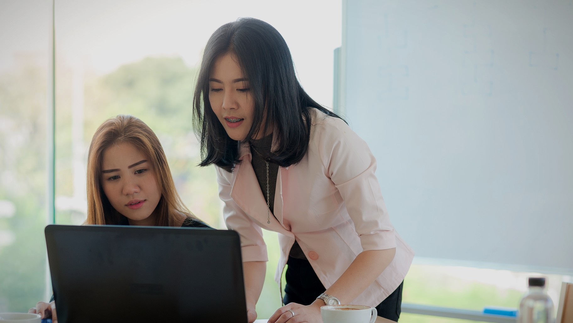 同事有難 絕對相挺到底 職場上 愛恨分明 為何會變成職場霸凌 洪雪珍專欄 商周