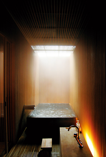 旅店內融入竹編工藝，多個小型溫泉池各有風情。