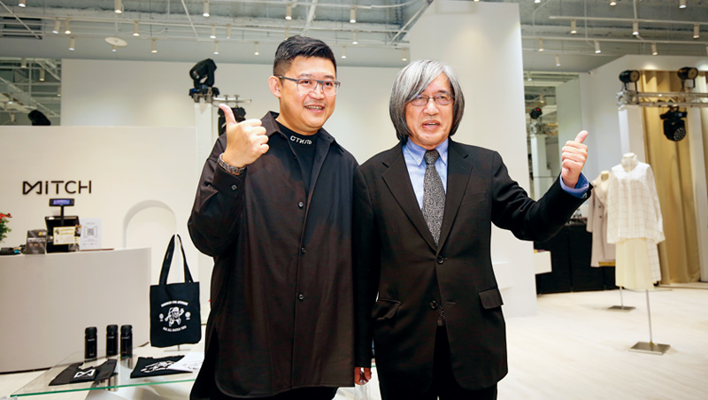 網家董事長詹宏志(右)和執行長蔡凱文(左)為覓去實體店開幕站台,開啟跨足垂直電商起點。 網家董事長詹宏志(右)和執行長蔡凱文(左)為覓去實體店開幕站台,開啟跨足垂直電商起點。