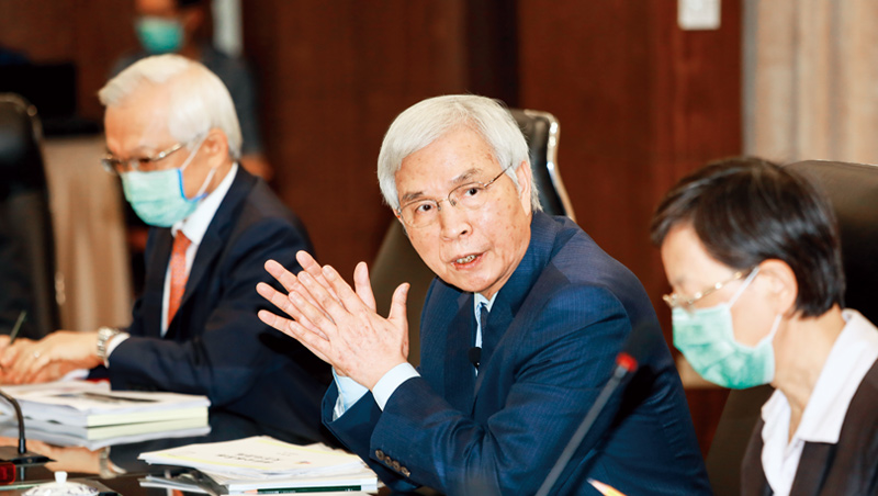 跟楊金龍共事過的同仁說,屏東鄉下長大的他,一講起兒少回憶,總是滔滔不絕,仍保有赤子之心。 跟楊金龍共事過的同仁說,屏東鄉下長大的他,一講起兒少回憶,總是滔滔不絕,仍保有赤子之心。