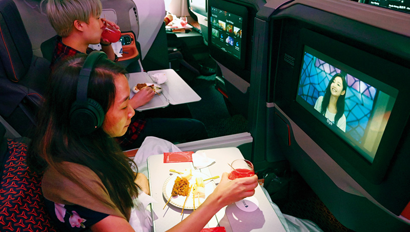 新加坡航空疫情期間,推出把客機變餐廳的活動,結果意外受歡迎。數百名「乘客」在跑道上的飛機座艙內用餐。 新加坡航空疫情期間,推出把客機變餐廳的活動,結果意外受歡迎。數百名「乘客」在跑道上的飛機座艙內用餐。