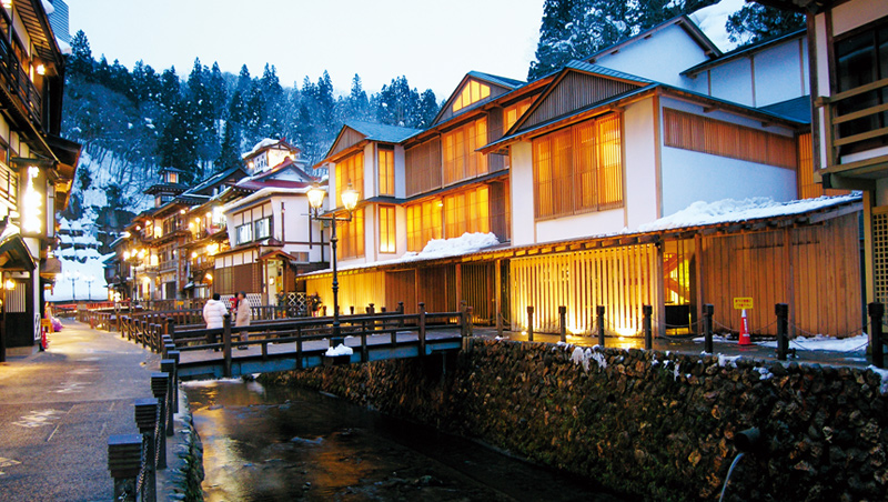 銀山溫泉一整排的老街建築,在積雪中更顯溫馨。 銀山溫泉一整排的老街建築,在積雪中更顯溫馨。