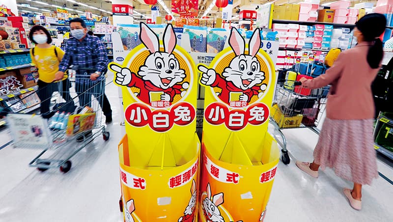 大賣場內,小白兔暖暖包、電暖器,早已掃購一空,但全球面臨空前缺櫃潮,廠商補貨困難重重。 大賣場內,小白兔暖暖包、電暖器,早已掃購一空,但全球面臨空前缺櫃潮,廠商補貨困難重重。