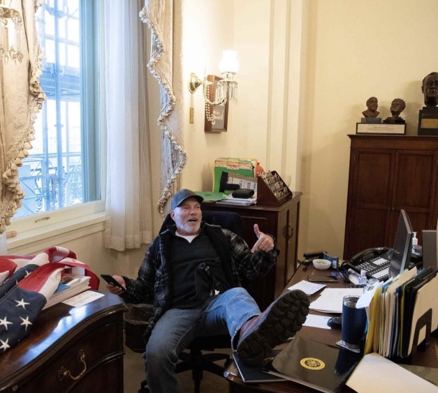 美國國會遭攻破，示威民眾直闖眾議院長裴洛西辦公室。