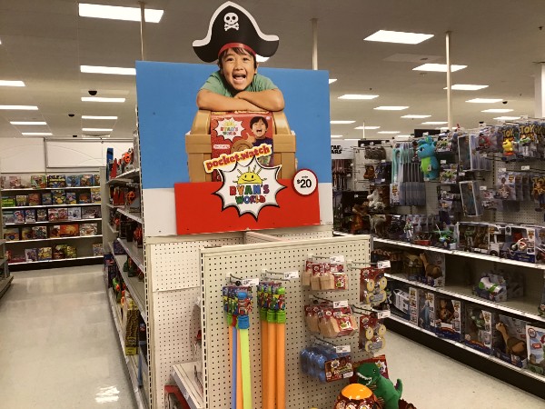 Ryan的玩具品牌在沃爾瑪販售。