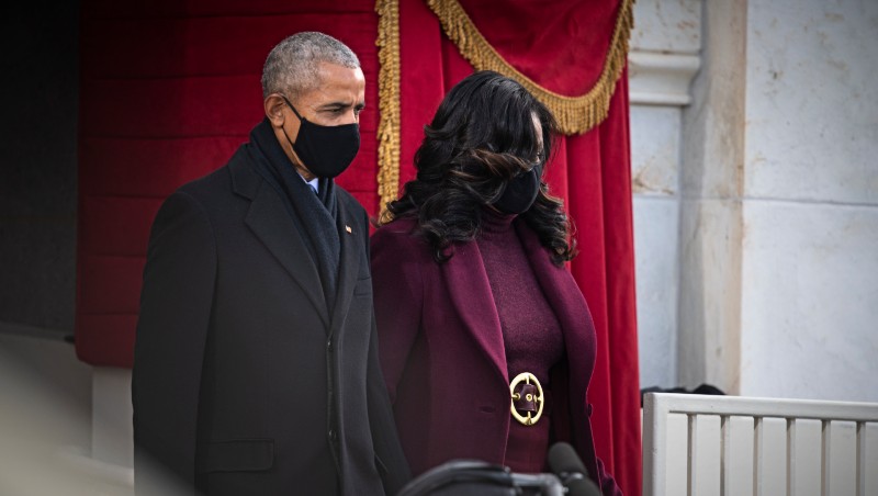 歐巴馬夫婦穿著對手陣營的代表色，展現合作誠意。
