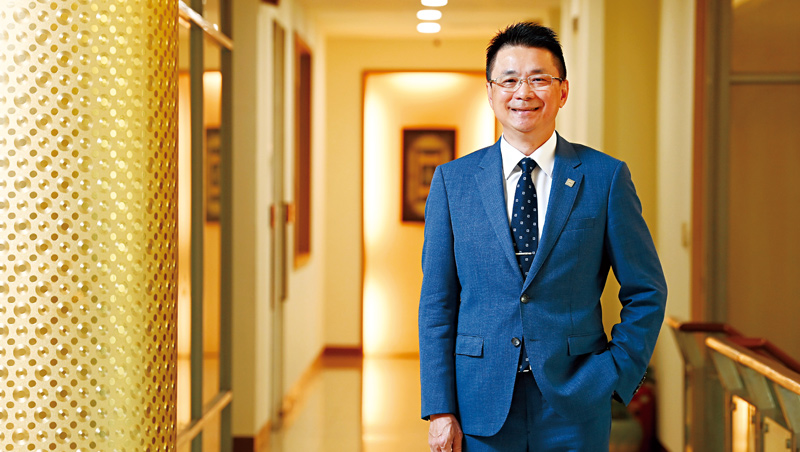 國聯董事長陳志宏所站的2樓通道,就是他過去害怕踏進自己辦公室的那一段路,現在他已能坦然面對,自言挫敗是自己最好的老師。 國聯董事長陳志宏所站的2樓通道,就是他過去害怕踏進自己辦公室的那一段路,現在他已能坦然面對,自言挫敗是自己最好的老師。