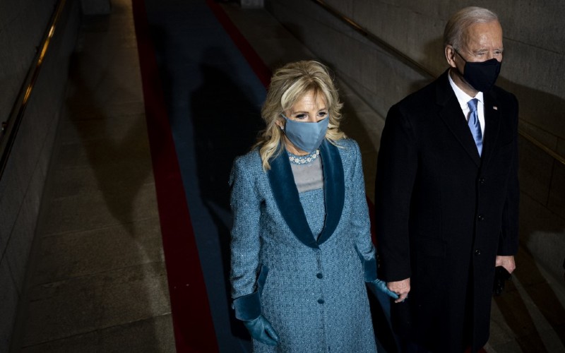 拜登夫婦穿著民主黨的代表色藍色。
