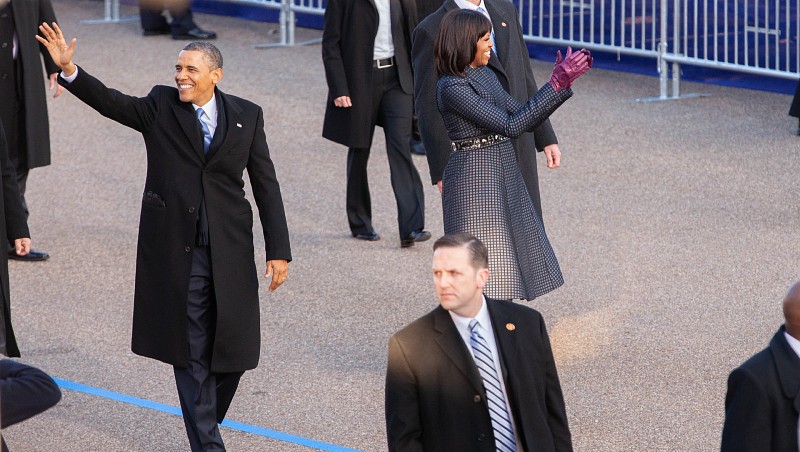 歐巴馬的淺藍色領帶，與蜜雪兒的深藍色大衣相呼應。