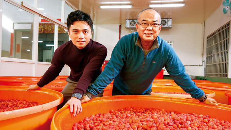 泰泉二代吳福泉(右)與三代楊依隆(左)攜手,在食安風暴看見商機,轉型以無添加果乾敲開各通路大門,成包裝果乾市占第1。 泰泉二代吳福泉(右)與三代楊依隆(左)攜手,在食安風暴看見商機,轉型以無添加果乾敲開各通路大門,成包裝果乾市占第1。