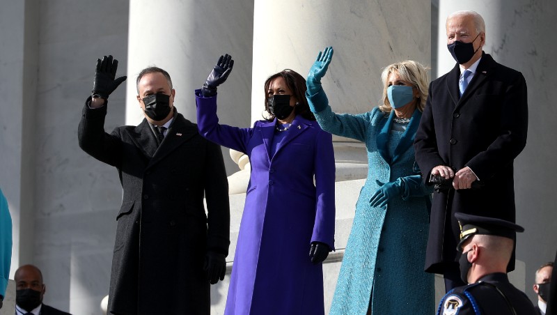 副總統賀錦麗身穿紫色連身大衣，其夫婿任德龍身上卻無任何呼應的元素。
