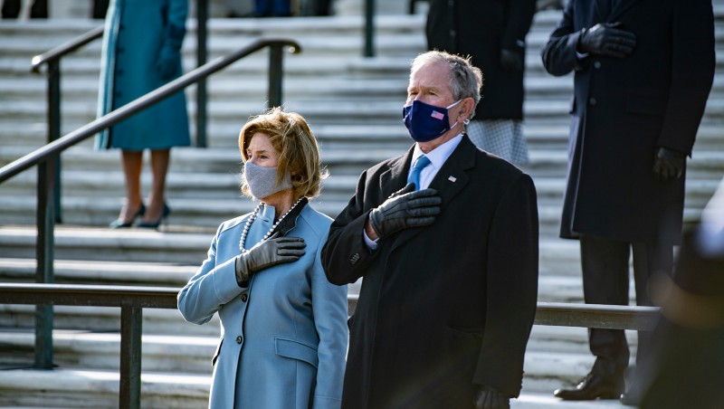 布希夫婦穿著民主黨的代表色藍色。
