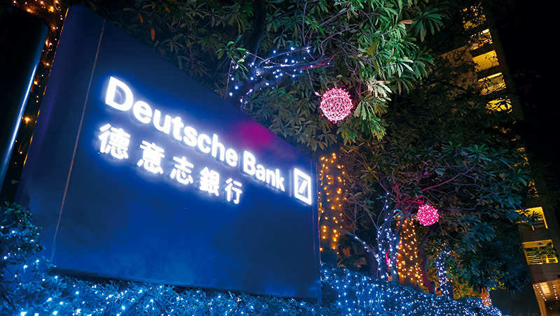 重懲德銀在2019年7月起1年間,替熱錢建立92億美元遠匯部位,惹怒央行祭出重懲。 重懲德銀在2019年7月起1年間,替熱錢建立92億美元遠匯部位,惹怒央行祭出重懲。