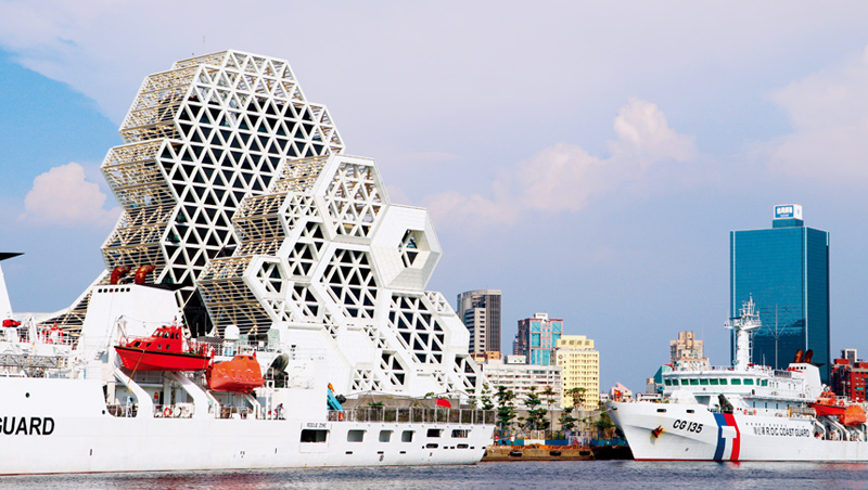 跟著都市偵探遊南國》沿港都輕軌散步 純白珊瑚場館、跨港旋轉橋