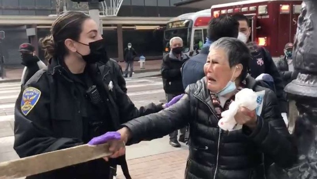 舊金山一位說粵語的76歲老婦謝曉真17日在鬧區遇襲，不過她也奮力拿木板反擊白人嫌犯。