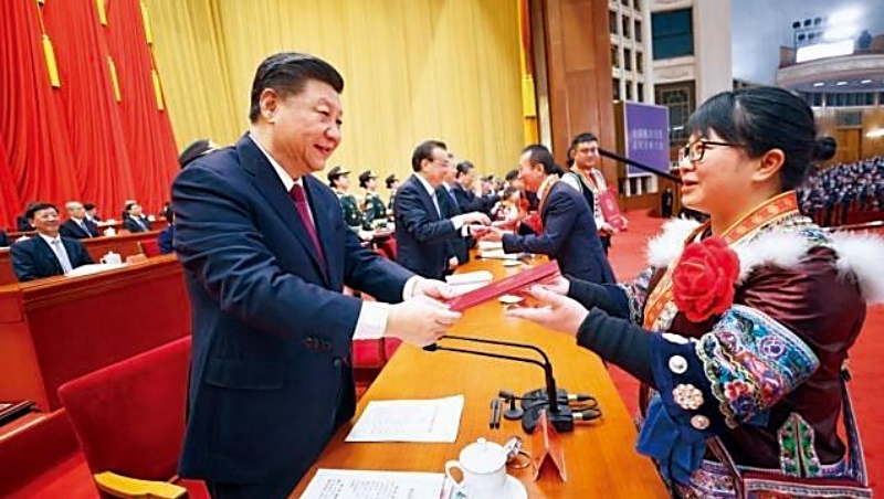 「中國的脫貧戰役打上了習近平個人印記。」彭博如此形容。圖為他在兩會前夕接見脫貧傑出代表,這也是兩會宣傳政績的重點。 「中國的脫貧戰役打上了習近平個人印記。」彭博如此形容。圖為他在兩會前夕接見脫貧傑出代表,這也是兩會宣傳政績的重點。