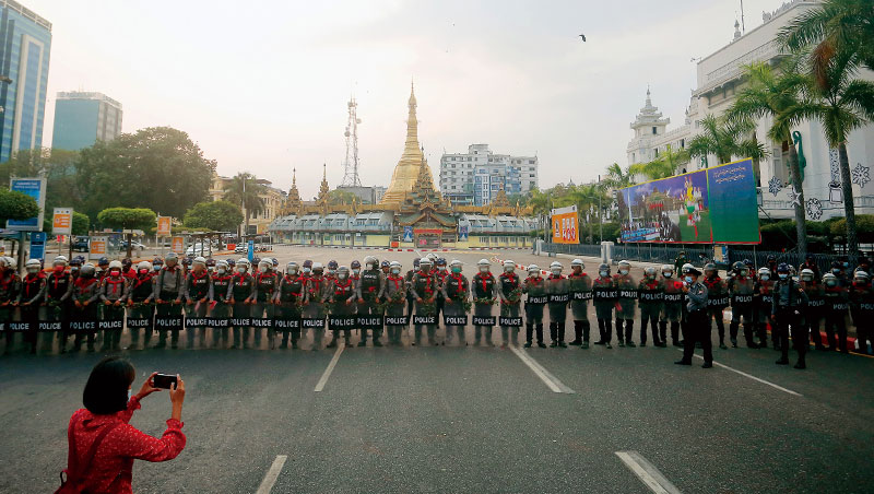 仰光市中心的蘇雷塔,過往是學生、上班族與旅人必經處,現在卻被軍警的槍桿、盾牌封鎖 仰光市中心的蘇雷塔,過往是學生、上班族與旅人必經處,現在卻被軍警的槍桿、盾牌封鎖