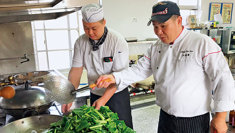 高雄翰品》用偏鄉義煮、推車增高，實現兩代共事職場