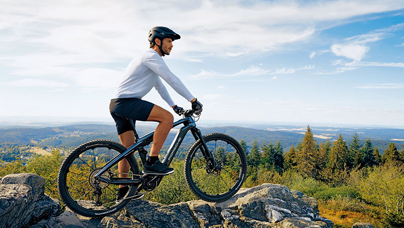 保時捷和eBike製造商Rotwild共同研發電動自行車,靈感來自保時捷Taycan的線條,其中1款越野自行車能適應崎嶇地形。 保時捷和eBike製造商Rotwild共同研發電動自行車,靈感來自保時捷Taycan的線條,其中1款越野自行車能適應崎嶇地形。