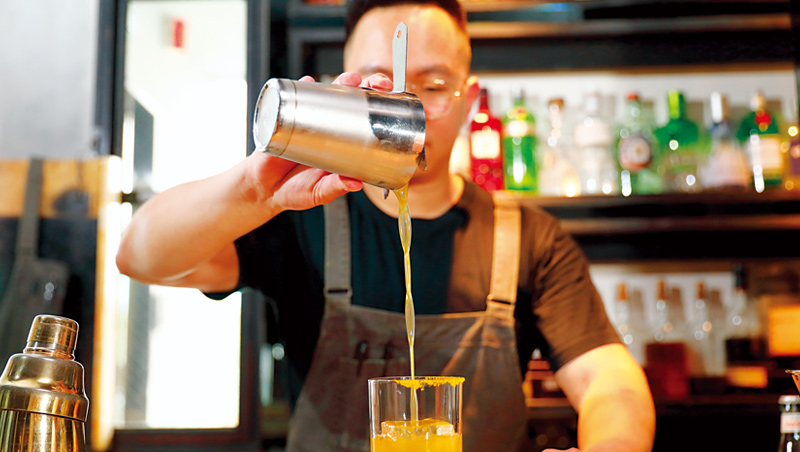 椪柑康普茶及波本威士忌混合的調酒是袁在葳的代表作之一。
