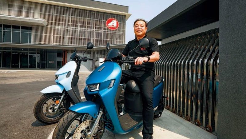 鍾杰霖熱愛跑車,宏佳騰的電動機車以帥氣銳利線條、智慧儀表板、自行設計輪框跟懸吊系統,突出與同業的差異性。他說得直接:「我才不要做一台換殼的Gogoro。」 鍾杰霖熱愛跑車,宏佳騰的電動機車以帥氣銳利線條、智慧儀表板、自行設計輪框跟懸吊系統,突出與同業的差異性。他說得直接:「我才不要做一台換殼的Gogoro。」