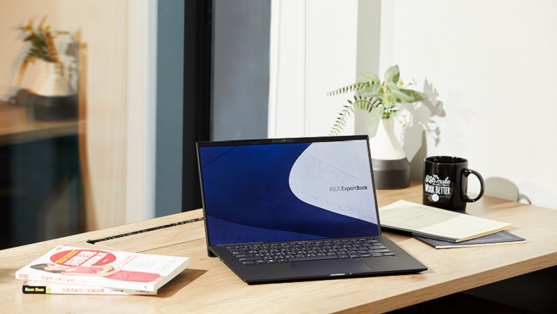 財經主播胡睿涵以極輕疾快的asus Expertbook B9 因應瞬息萬變的台股行情 商周
