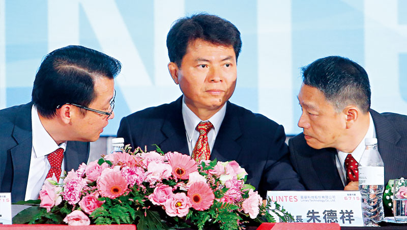 嘉澤董事長朱德祥(圖中) 嘉澤董事長朱德祥(圖中)
