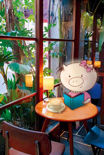 梁旅珠創作出「旅行豬豬」角色,結合京都咖啡館照片 梁旅珠創作出「旅行豬豬」角色,結合京都咖啡館照片