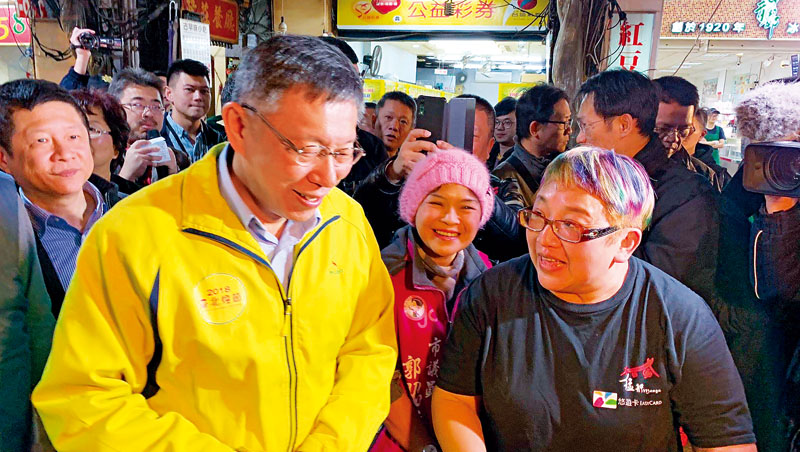 2019年初,艋舺夜市加入年貨大街行列,台北市長柯文哲(左)到場打氣,陳姿卉也逐攤為他解說、導覽 2019年初,艋舺夜市加入年貨大街行列,台北市長柯文哲(左)到場打氣,陳姿卉也逐攤為他解說、導覽