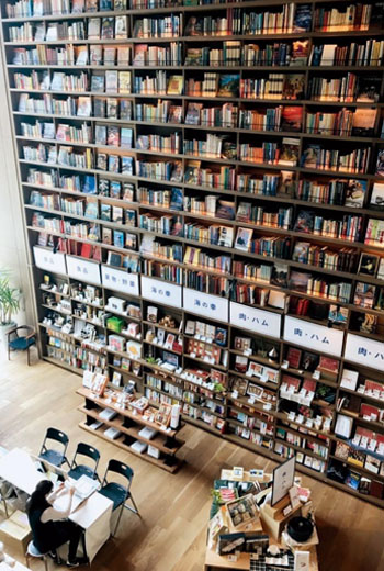 大阪蔦屋書店枚方店整面挑高書牆的設計,視覺感強烈 大阪蔦屋書店枚方店整面挑高書牆的設計,視覺感強烈