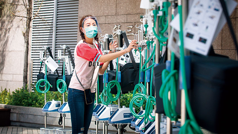 在疫情嚴峻的三級警戒下,賈永婕挺身而出,親自將「救命神器」HFNC送抵各大醫院,義舉讓人感動 在疫情嚴峻的三級警戒下,賈永婕挺身而出,親自將「救命神器」HFNC送抵各大醫院,義舉讓人感動
