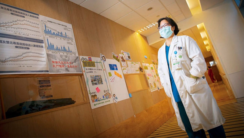 亞東醫院內科加護病房主任、胸腔內科主治醫師張厚台 亞東醫院內科加護病房主任、胸腔內科主治醫師張厚台