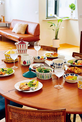 瑞典陶瓷器之母瑪麗安·韋斯特曼設計的「野餐(Picknick)」餐具組,圖案取材常見的北歐蔬果,線條大膽、色彩繽紛,是熊書慧最鍾愛的一套北歐中古食器 瑞典陶瓷器之母瑪麗安·韋斯特曼設計的「野餐(Picknick)」餐具組,圖案取材常見的北歐蔬果,線條大膽、色彩繽紛,是熊書慧最鍾愛的一套北歐中古食器