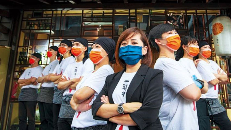 身著黑西裝外套的麻葉執行長魏幸怡認為,服務業最核心的競爭力在於人,危急時刻,最重要的是穩住員工與士氣,只要競爭力在,錢以後再賺就有 身著黑西裝外套的麻葉執行長魏幸怡認為,服務業最核心的競爭力在於人,危急時刻,最重要的是穩住員工與士氣,只要競爭力在,錢以後再賺就有