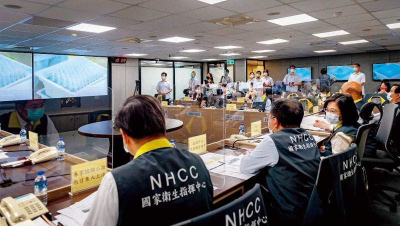 總統蔡英文與閣揆蘇貞昌在5月18日疫情爆發期間,視導中央流行疫情指揮中心,了解疫苗開發與生產進度,聯亞、高端則以視訊簡報進度 總統蔡英文與閣揆蘇貞昌在5月18日疫情爆發期間,視導中央流行疫情指揮中心,了解疫苗開發與生產進度,聯亞、高端則以視訊簡報進度