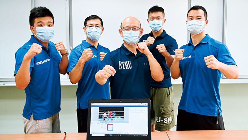 運動科技中心主任邱文信(中)帶領碩士班學生廖韋誠(左1)等人用大數據協助選手備戰 運動科技中心主任邱文信(中)帶領碩士班學生廖韋誠(左1)等人用大數據協助選手備戰