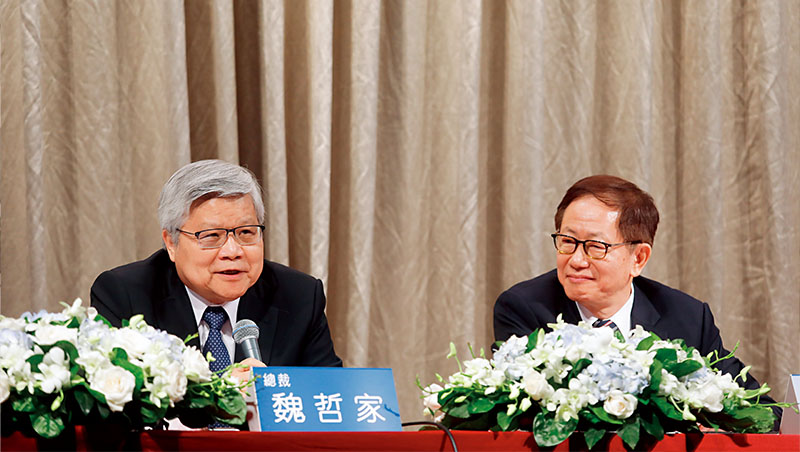 台積電總裁魏哲家(左)表示,由於先進製程複雜度增加、成熟製程節點新投資與全球生產據點的擴張,台積電面臨製造成本的挑戰 台積電總裁魏哲家(左)表示,由於先進製程複雜度增加、成熟製程節點新投資與全球生產據點的擴張,台積電面臨製造成本的挑戰