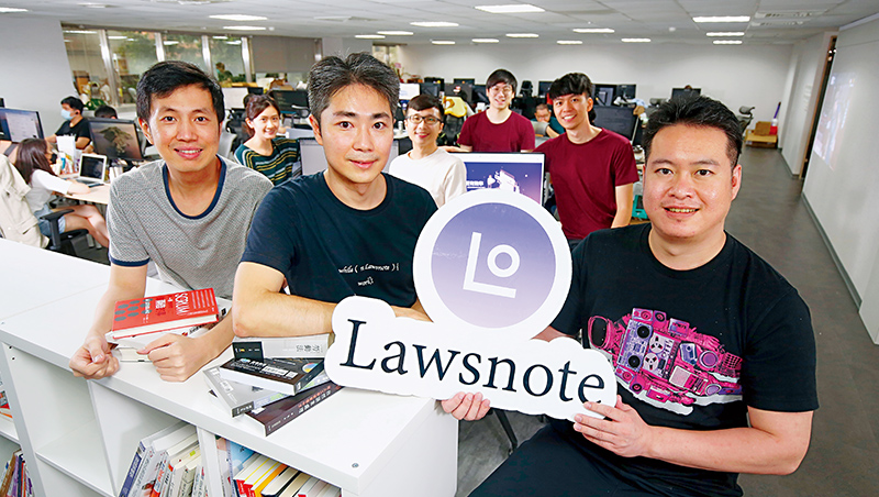 七法創辦人郭榮彥(右起)、謝復雅、謝旺叡在成立之初就決定「全員客服」,有助於讓員工直接收顧客意見,挖出需求 七法創辦人郭榮彥(右起)、謝復雅、謝旺叡在成立之初就決定「全員客服」,有助於讓員工直接收顧客意見,挖出需求