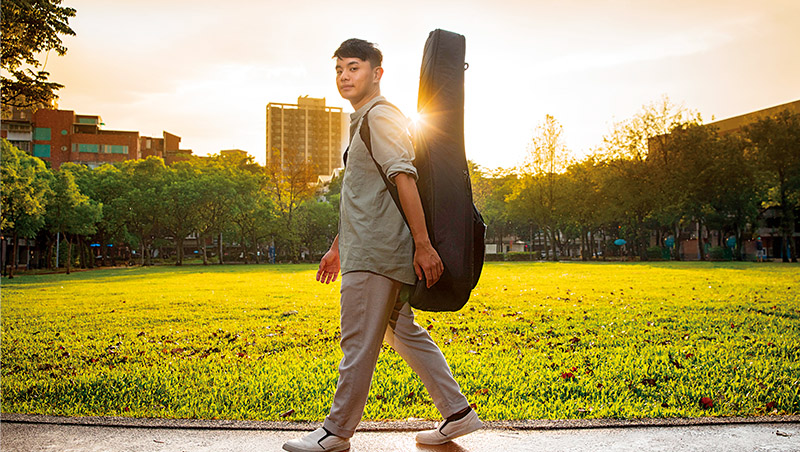 27歲老師歌手成金曲遺珠：我是個赤腳奔馳在土地的文人