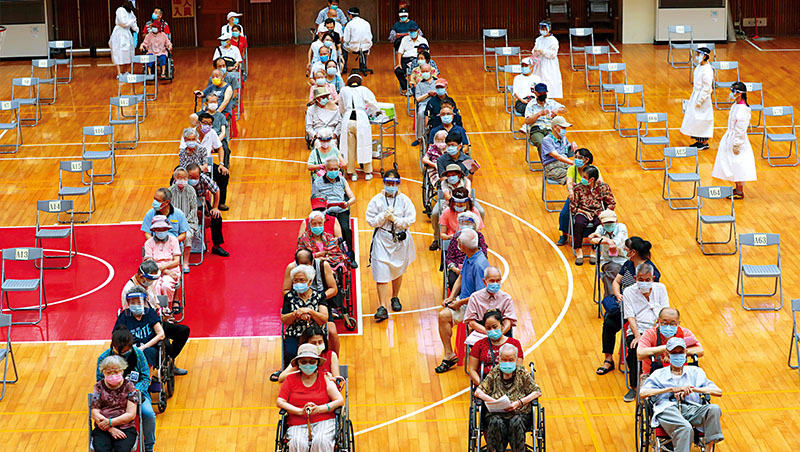 連操50小時、門診時薪輸家教　疫情搶命第一線醫師人才荒