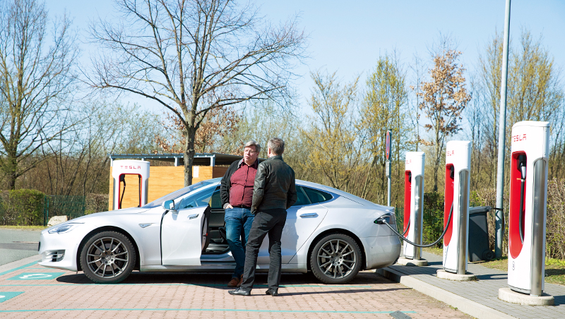 左擁電動車、右抱石化股  「一加一減」賺飽零碳商機