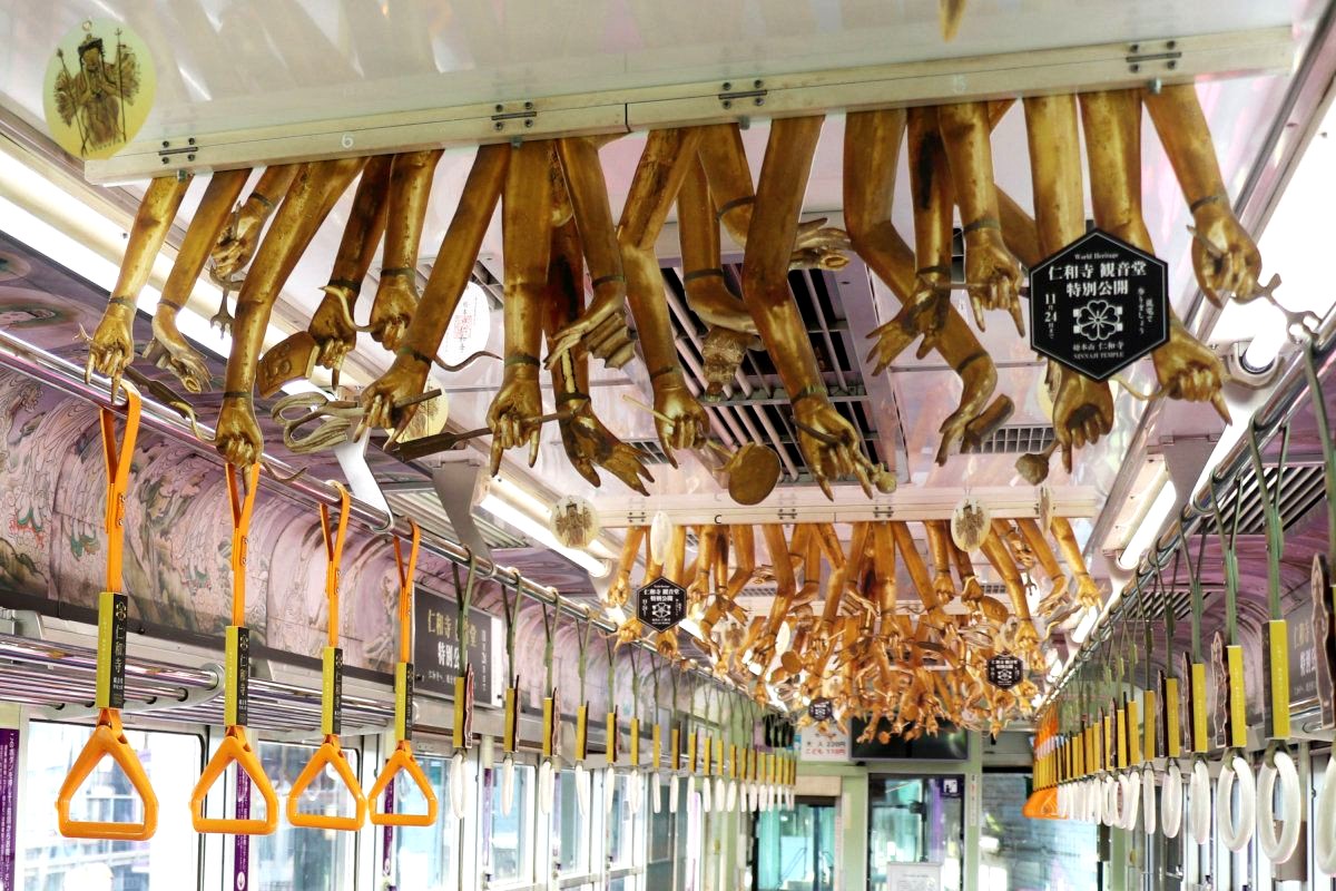 2019年，京都京福電氣鐵道曾與仁和寺觀音堂合作「觀音電車」，車廂上垂掛近80隻千手觀音的手。