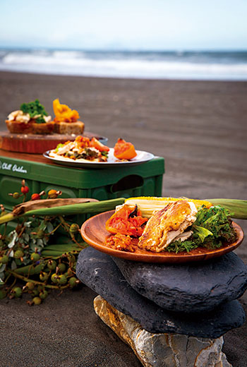 海邊搭石窯野炊　在潮聲中吃烤餅、飲蔓荊茶