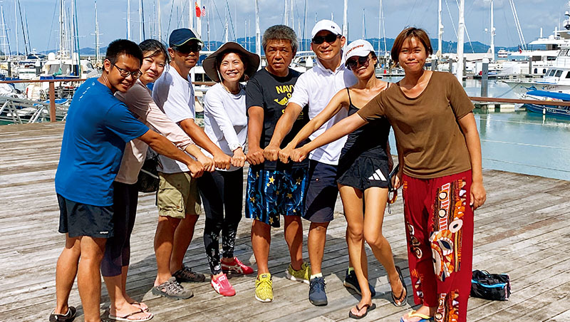 A Votre Sante 向海致敬成員（由左至右）詹竣亦（台灣布袋國際遊艇港航務部水手）、王思淳（離岸風電產業鯨豚觀察員）、徐子恒（花蓮慈濟醫院急診部主治醫師）、蔡秀鳳（自由業者）、廖大瑋（南方澳商圈發展協會總幹事）、陳嘉峰（企業教育訓練引導師）、Vega（加拿大精油原物料商）、溫郁琳（中原大學專案人員）